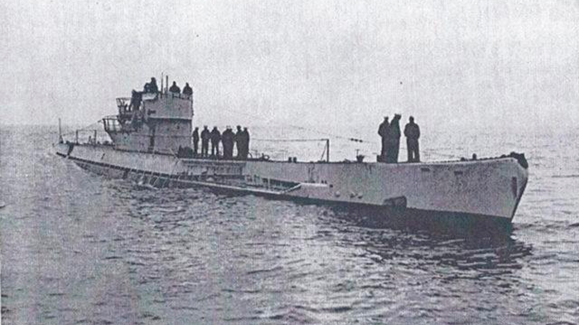 Imagem editorial sobre submarinos, Atlântico Sul e objetos submersos não identificados.